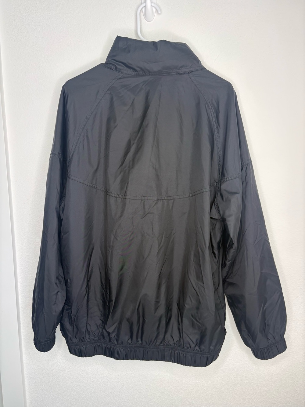 Nike Men’s Black Windbreaker with Packable Hood & Kangaroo Pocket - Picture 8 of 13